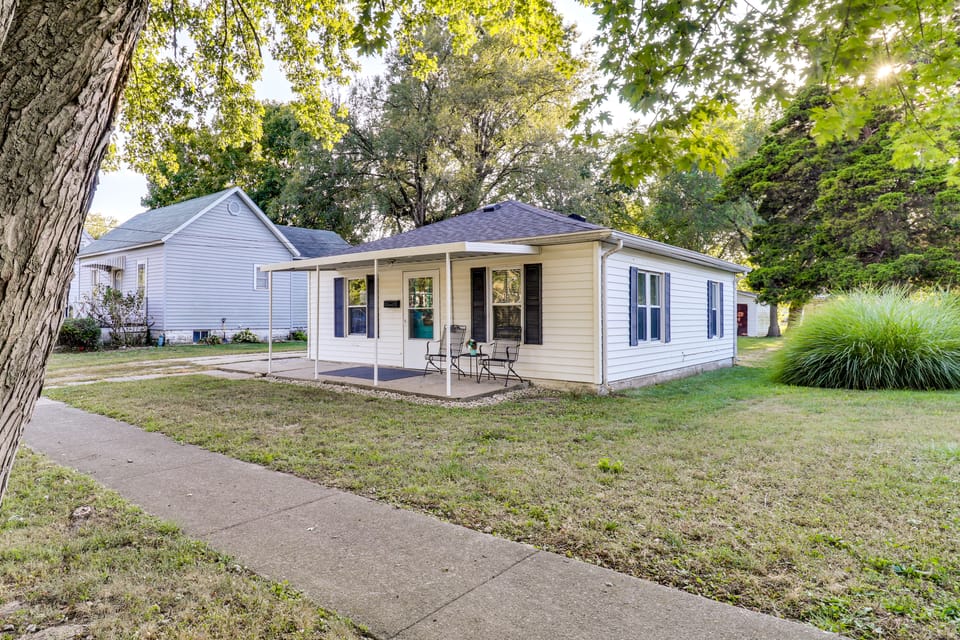 Home < 3 Mi to Rte 66 & Lake Lou Yaeger! House in Illinois