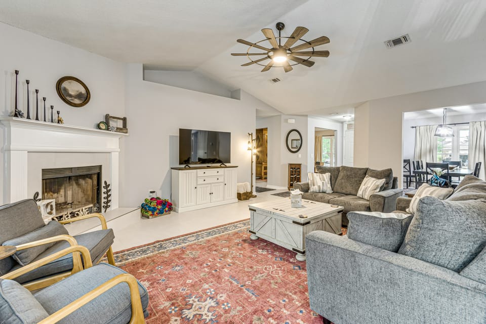 1 Mi to Zoo: 'Rustic Bungalow' in Gulf Breeze! House in Alabama