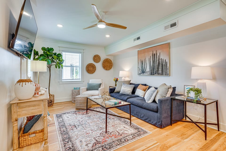 Dtwn Retreat w/ Game Room! Walk to Hampton Park Apartment in Charleston