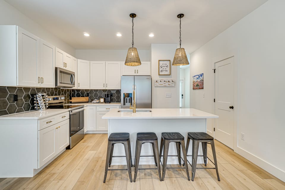 2 Mi to UT: Modern Retreat w/ Covered Porch House in Knoxville