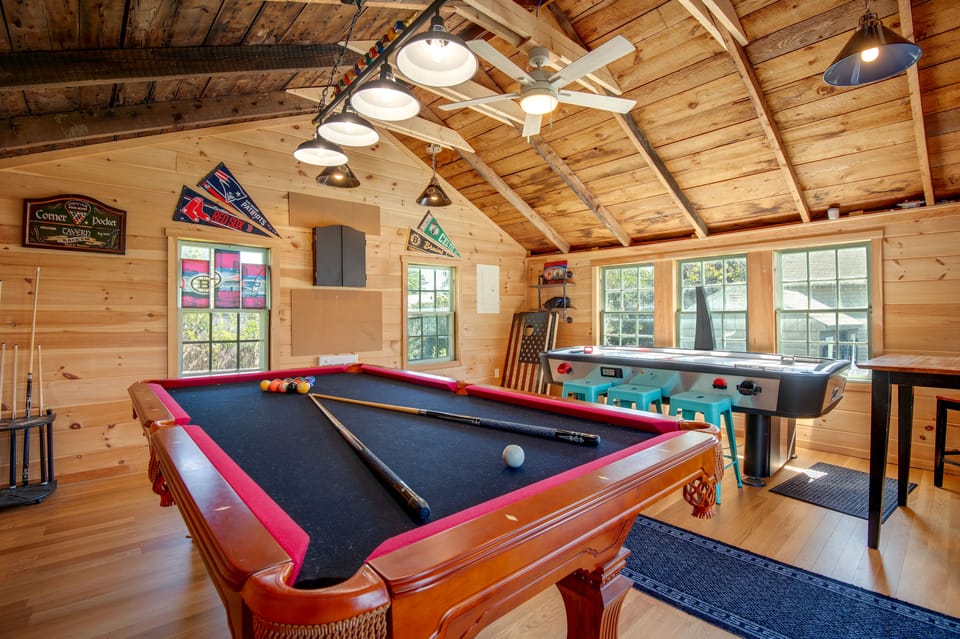 Hot Tub & Fireplace: Coastal Getaway in Maine House in Wells