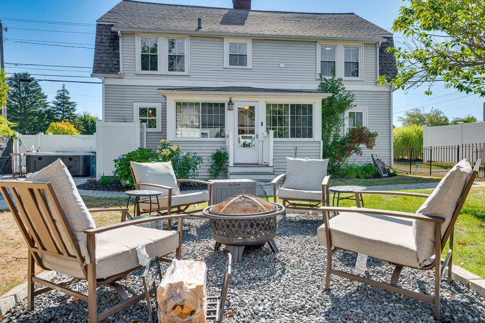 Hot Tub & Fireplace: Coastal Getaway in Maine House in Wells