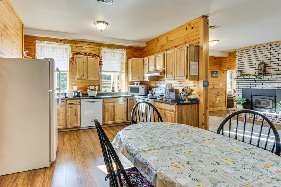 5,000 Sq Ft Antebellum Farmhouse 3 Mi to Antietam! House in Shenandoah Valley
