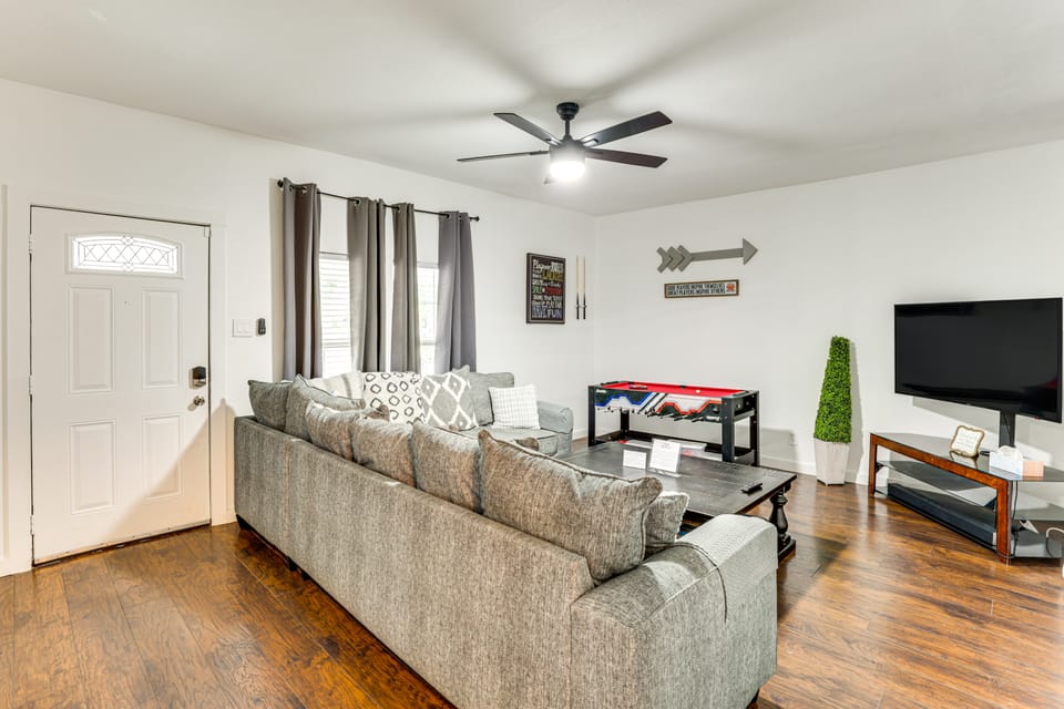 Walk to Bishop Arts District: Home w/ Deck Apartment in Dallas