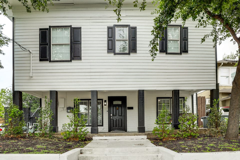 Walk to Bishop Arts District: Home w/ Deck Apartment in Dallas