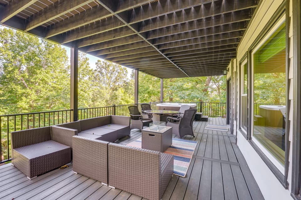 Hot Tub, Decks & 2 Kitchens: Mtn-View Jasper Gem! House in Georgia