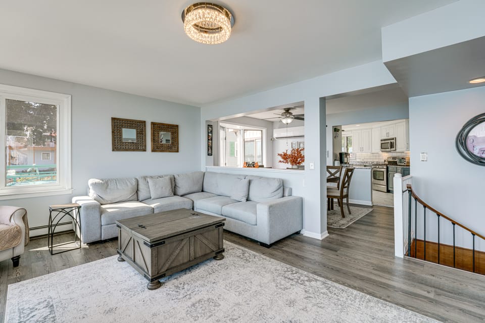 Spacious Riverfront Home w/ Dock in St Clair! House in Lake Erie