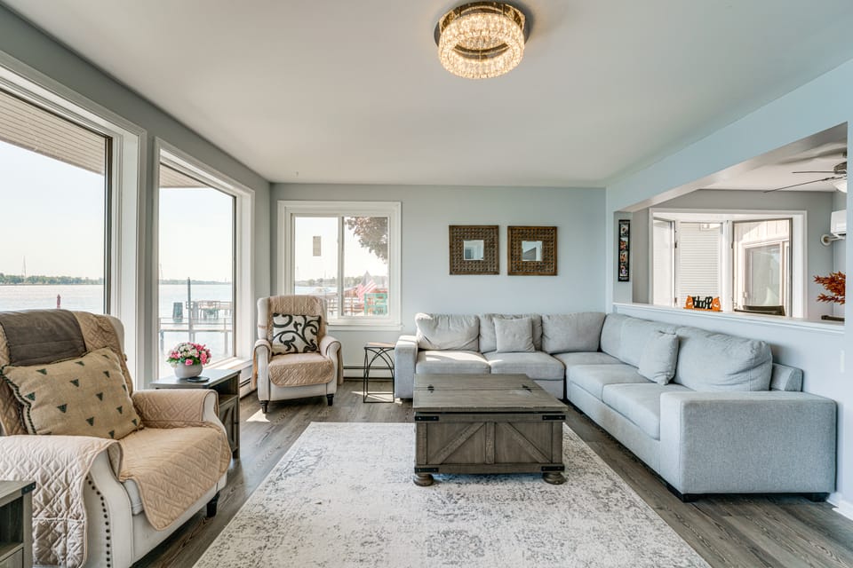 Spacious Riverfront Home w/ Dock in St Clair! House in Lake Erie