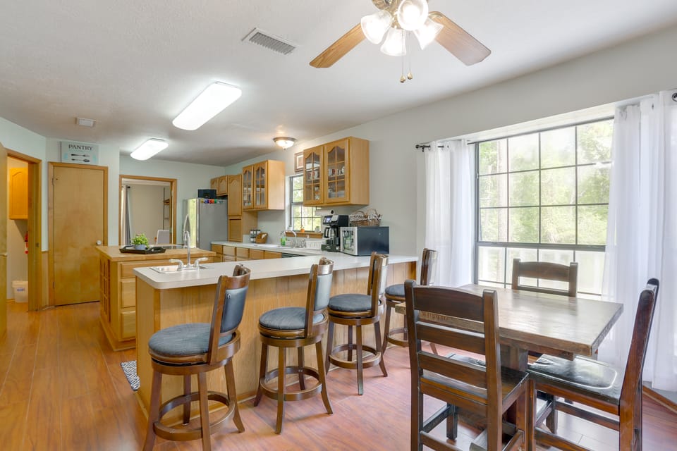 Wraparound Porch: Toledo Bend Reservoir Retreat! House in Toledo Bend Reservoir