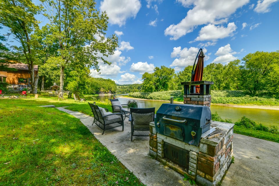 Riverfront Hallstead Cabin: Kayaks & Fire Pit! House in Pennsylvania