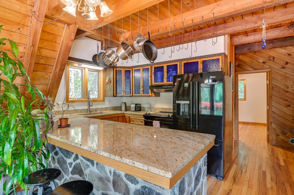 A-Frame Retreat: Next to Grafton Lakes St Park House in Capital District, NY, USA