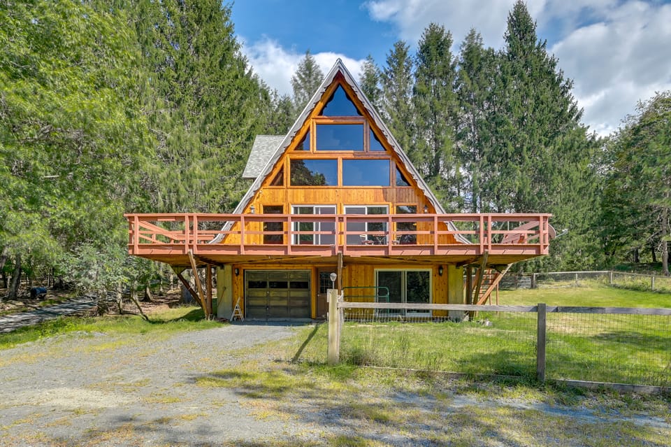 A-Frame Retreat: Next to Grafton Lakes St Park House in Capital District, NY, USA