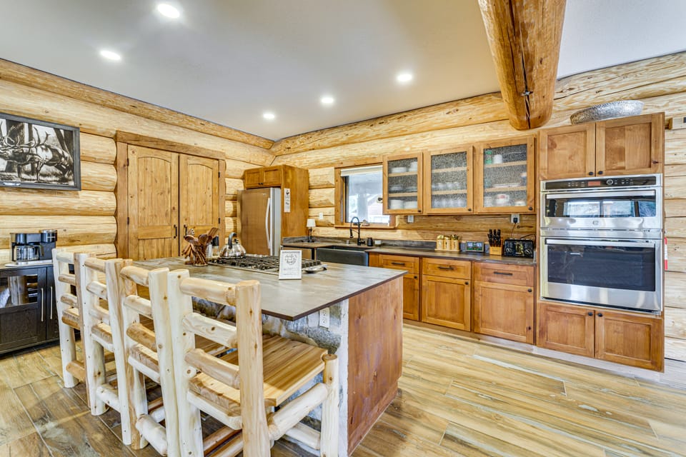 Cabin 3/4 Mi to Red River Ski & Summer Area House in Red River