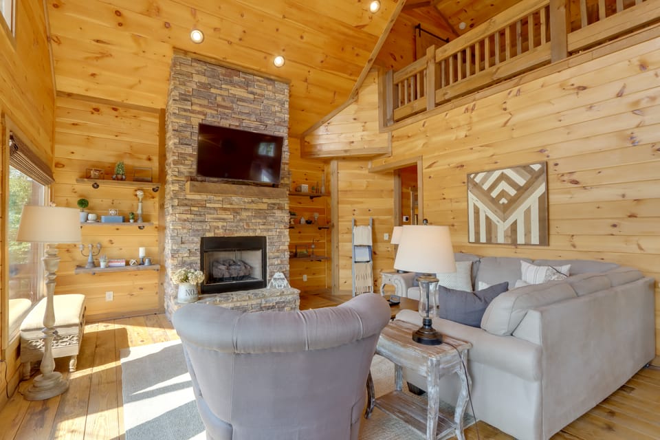 Family Oasis w/ Game Room & 2 Decks in Blue Ridge! House in Georgia
