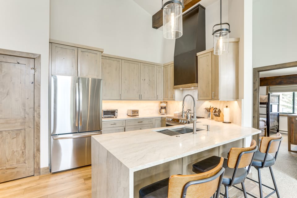 Sauna & Ski Shuttle Access: Mtn-View Condo in Avon Apartment in Avon