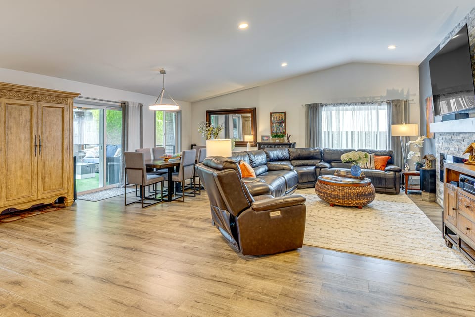 Amazing Outdoor Space! Everett Escape w/ Hot Tub House in Everett