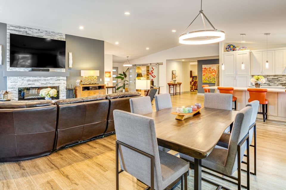 Amazing Outdoor Space! Everett Escape w/ Hot Tub House in Everett