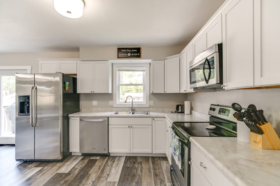 4 Mi to Big Creek State Park: Spacious Family Home House in Iowa