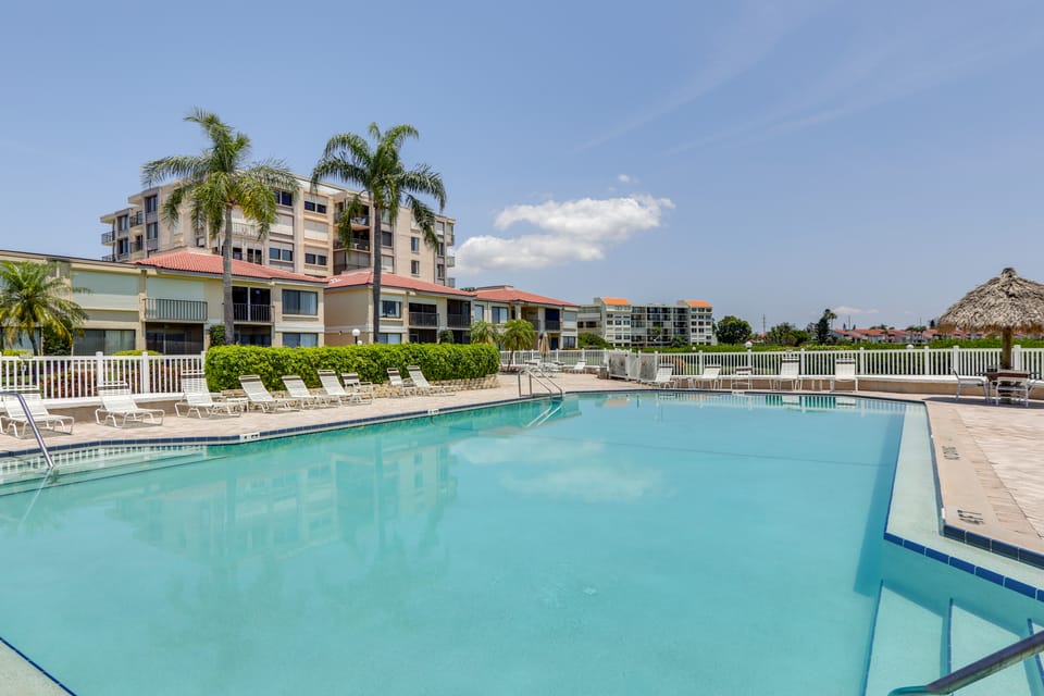 Heated Pool Access: Bayfront Isla Del Sol Condo Apartment in Isla del Sol