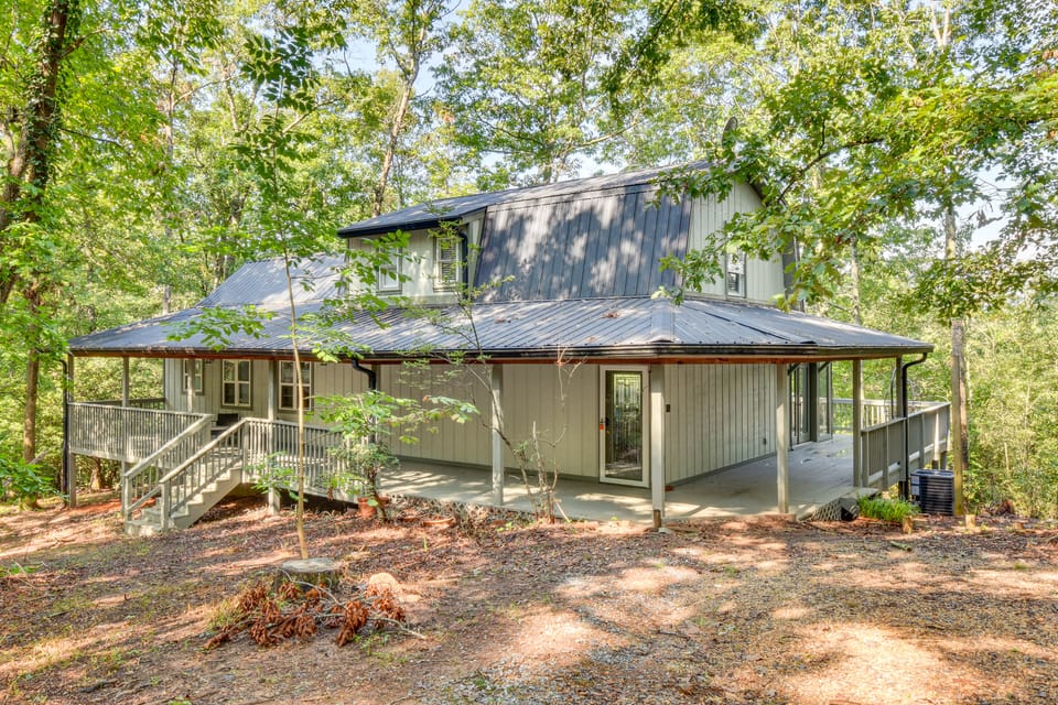 Woodsy Retreat w/ Deck & Views in Dahlonega! House in Georgia