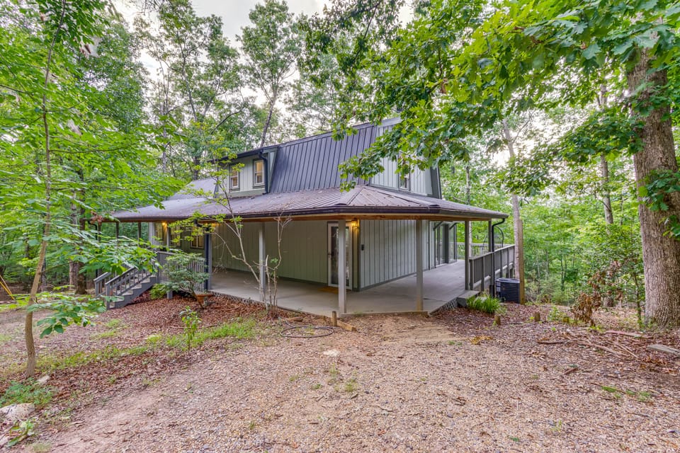 Woodsy Retreat w/ Deck & Views in Dahlonega! House in Georgia