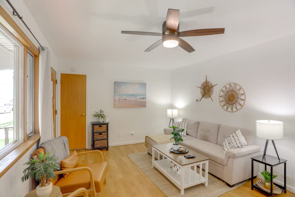 Steps to Lake Erie! Cedar Point Home Base w/ Deck House in Sandusky