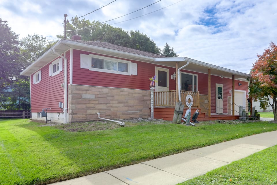 Steps to Lake Erie! Cedar Point Home Base w/ Deck House in Sandusky