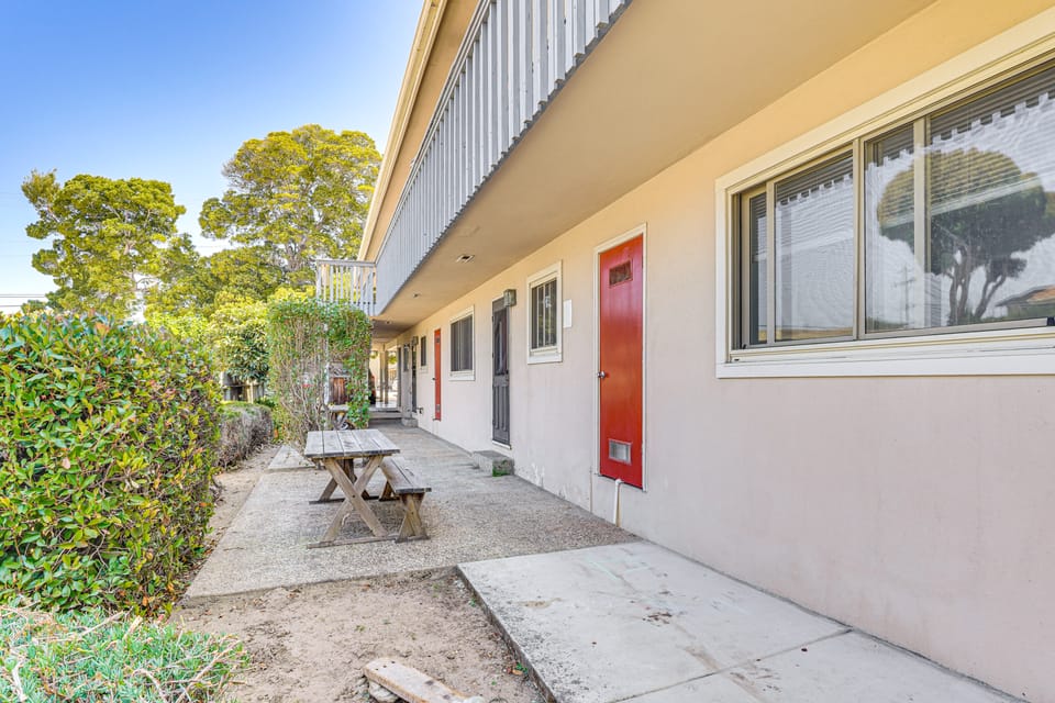 Apt 1 Mi to Monterey State Beach! Bring Your Pets Apartment in Seaside