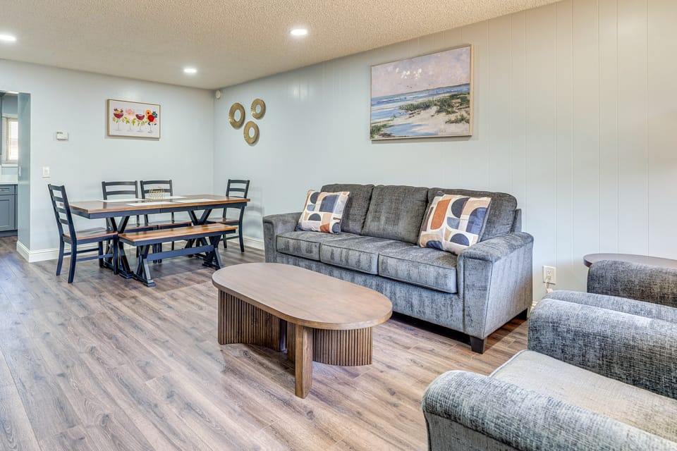 Apt 1 Mi to Monterey State Beach! Bring Your Pets Apartment in Seaside