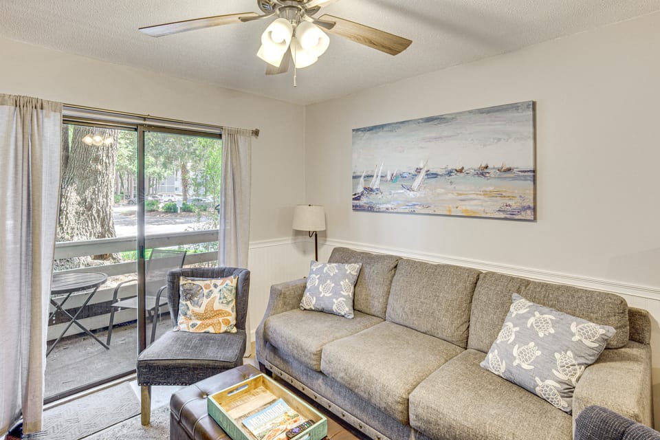 Access to Folly Field Beach & Pools: Coastal Condo Apartment in Hilton Head Island