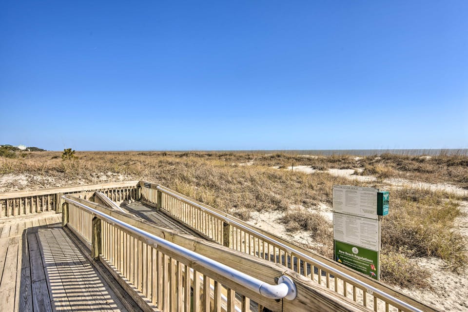 Access to Folly Field Beach & Pools: Coastal Condo Apartment in Hilton Head Island