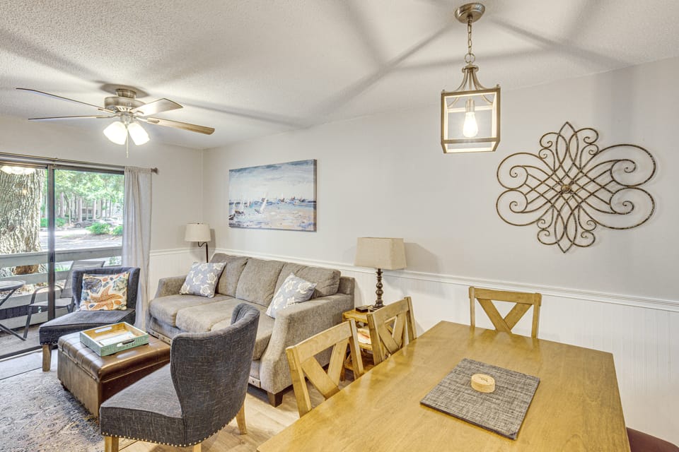 Access to Folly Field Beach & Pools: Coastal Condo Apartment in Hilton Head Island
