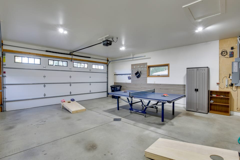 Game Room + Views: Family Retreat on Silver Lake House in Iowa