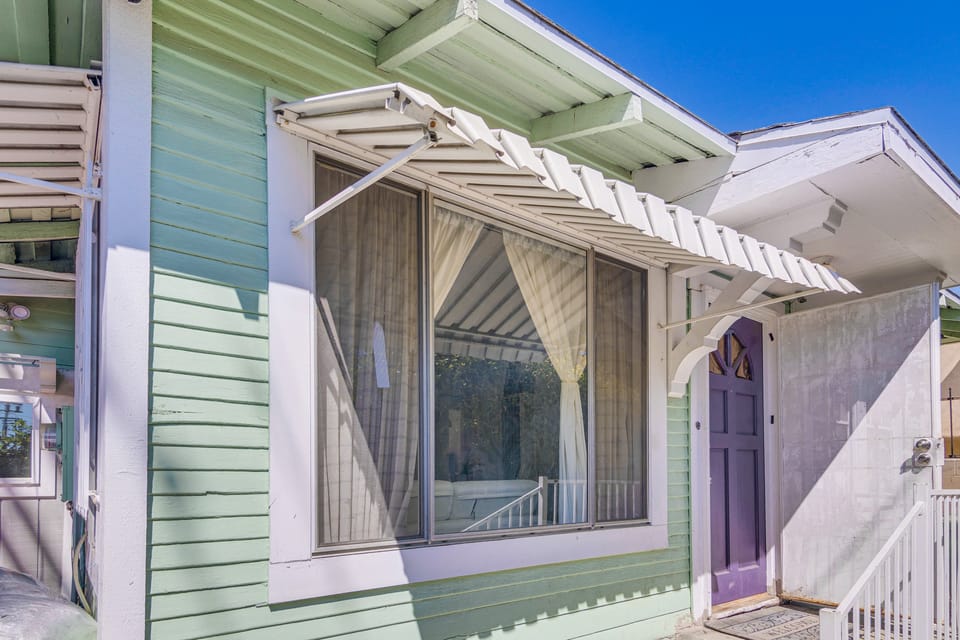 Walk to Eats! Commuter-Friendly Apt in Van Nuys Apartment in Van Nuys