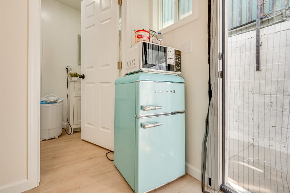 Walkable Location: Single-Story Van Nuys Apartment Apartment in Van Nuys
