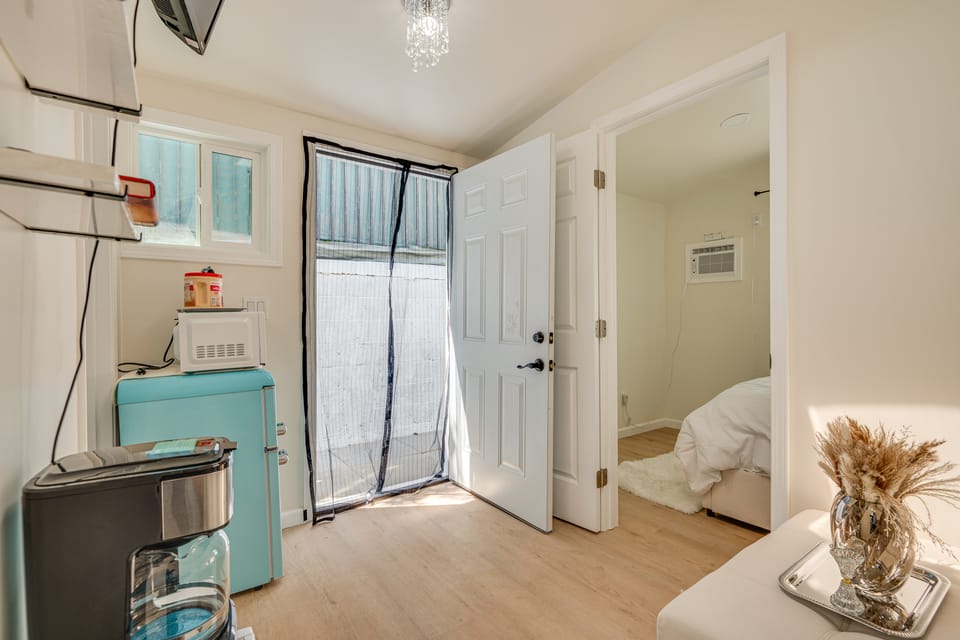 Walkable Location: Single-Story Van Nuys Apartment Apartment in Van Nuys