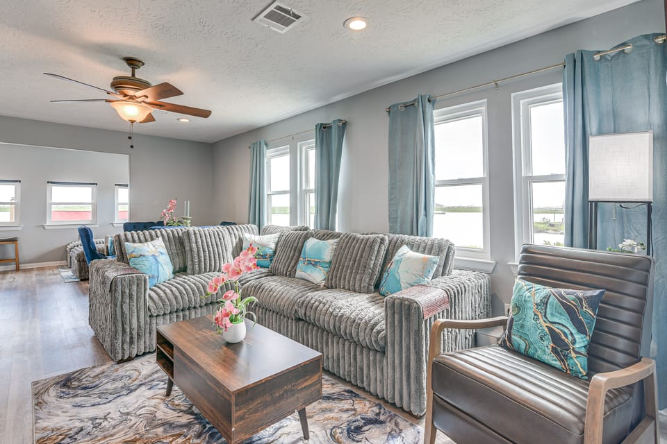 Private Home on Lagoon w/ Views in Hitchcock! House in La Marque