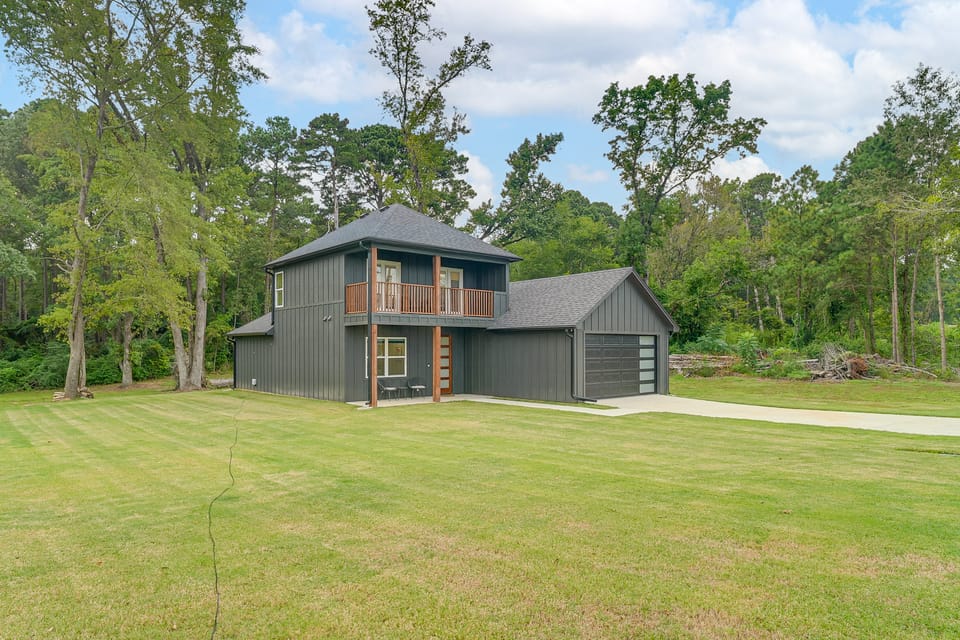 Lake-View Retreat w/ Games & Yard in Daingerfield House in Texas