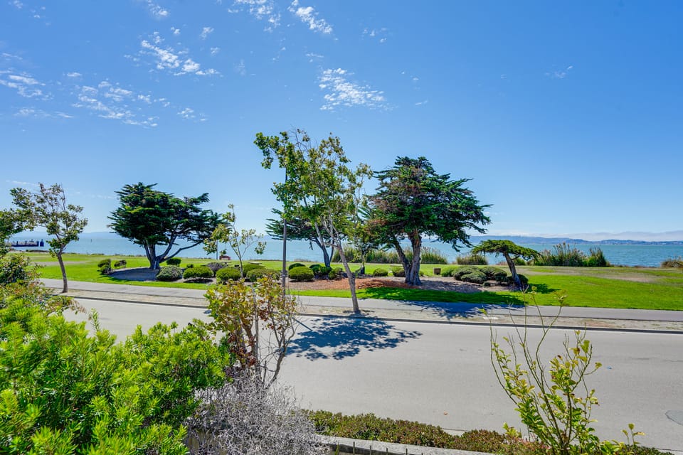 1 Block to Bay: Pet-Friendly Retreat in Alameda! House in Alameda