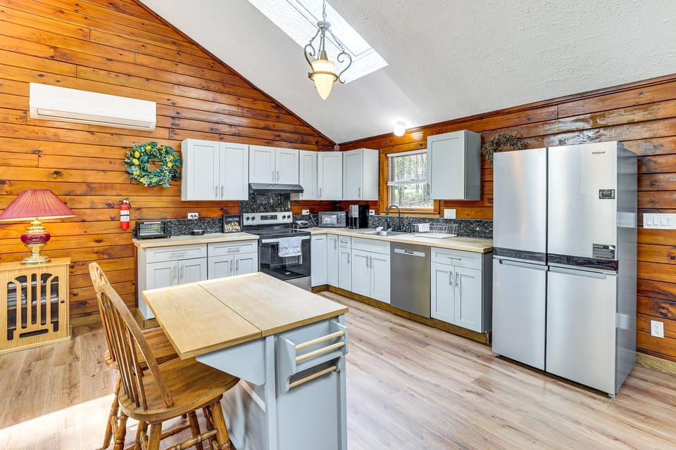 Long Pond Log Cabin w/ Hot Tub Soaks & Outdoor Fun House in Pocono Mountains