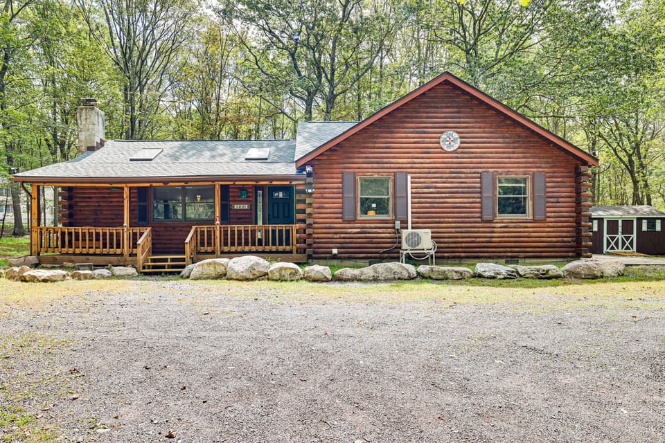 Hot Tub & Covered Deck! Long Pond Log Cabin House in Pocono Mountains