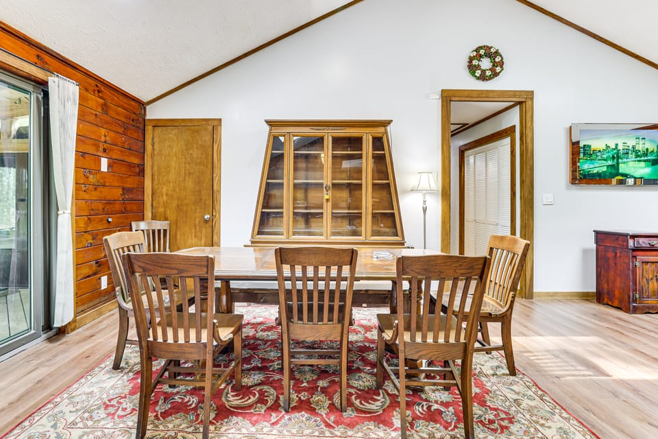 Long Pond Log Cabin w/ Hot Tub Soaks & Outdoor Fun House in Pocono Mountains