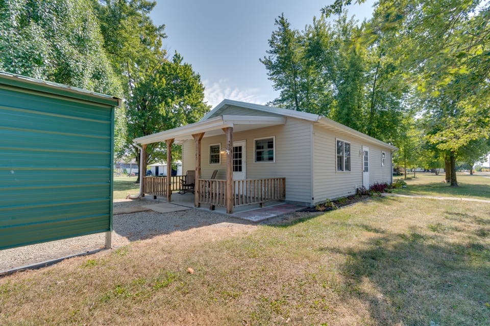 16 Mi to Lake Sara Beach - Pet-Friendly Home House in Illinois