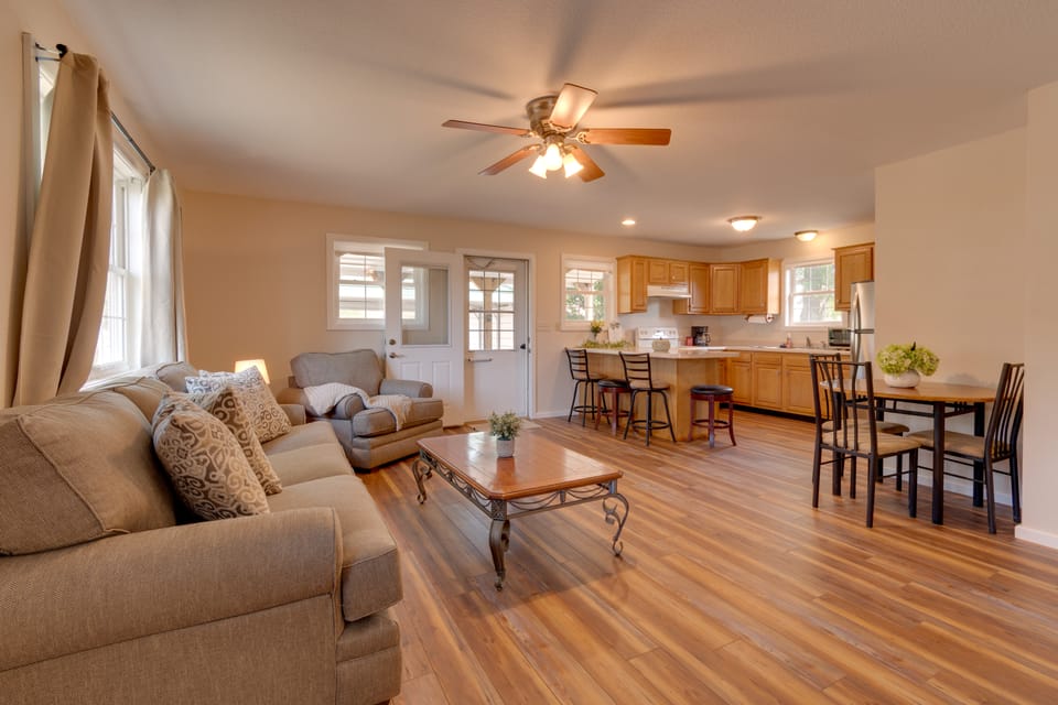 16 Mi to Lake Sara Beach - Pet-Friendly Home House in Illinois