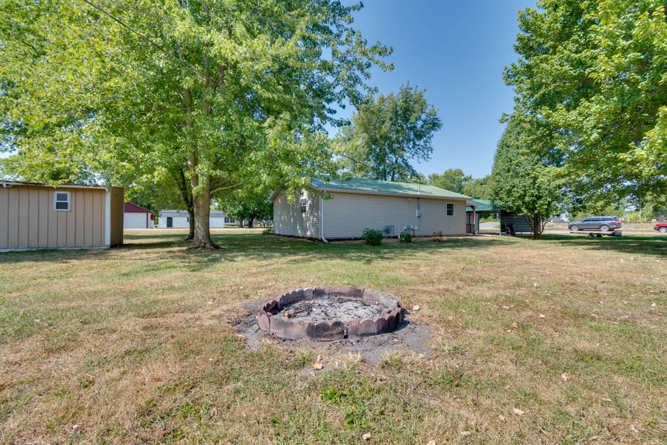 16 Mi to Lake Sara Beach - Pet-Friendly Home House in Illinois