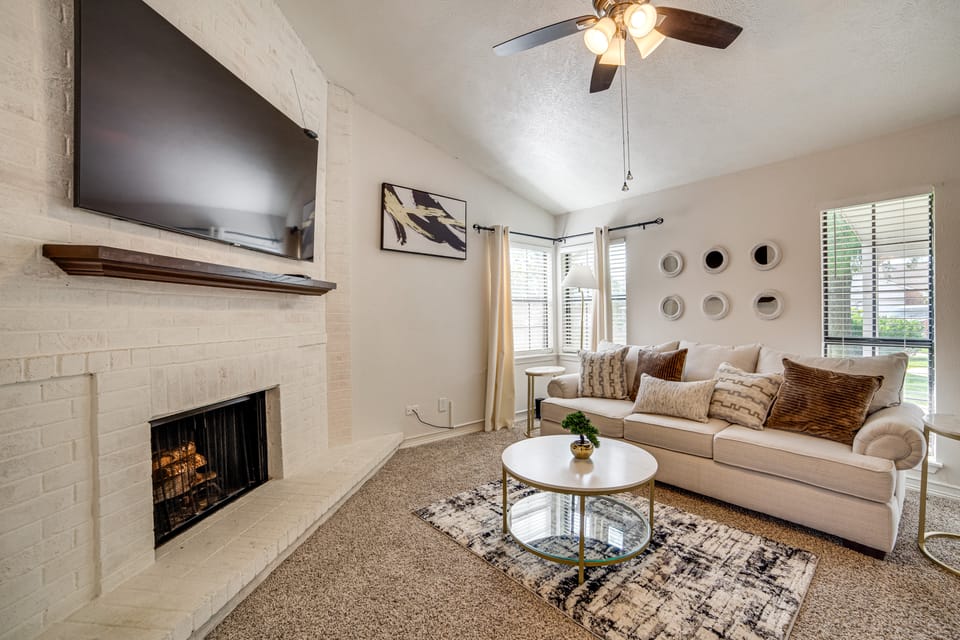 Fenced-In Yard: Home < 1 Mi to Lake Ray Hubbard! House in Garland