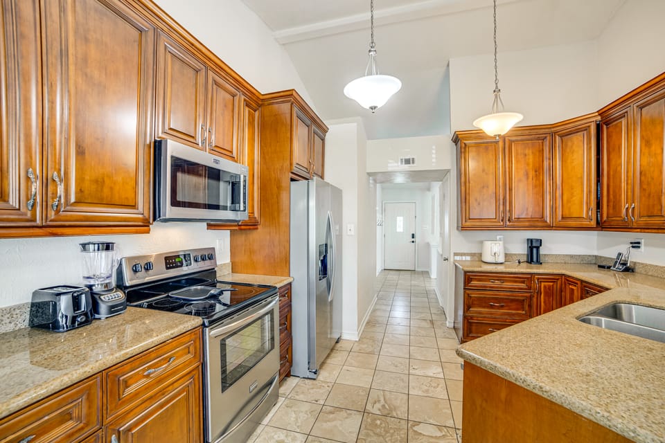 Fenced-In Yard: Home < 1 Mi to Lake Ray Hubbard! House in Garland