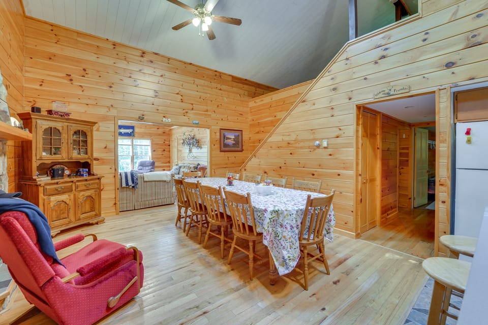 Cabin Comfort Near PSU! Fire Pit & On-Site Trails House in Allegheny River