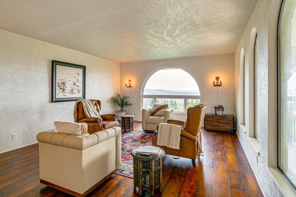 4 Mi to River: Umpqua Valley Villa w/ Fire Pit! Villa in Oregon