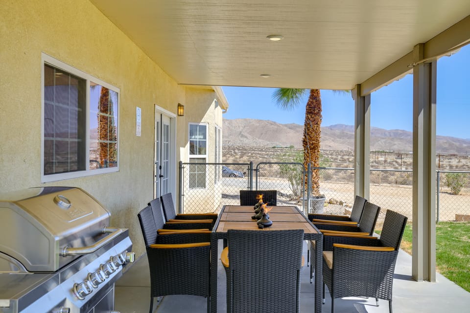 Spacious Desert Gem: Hot Tub, Fire Pit, Mtn Views! House in Desert Hot Springs